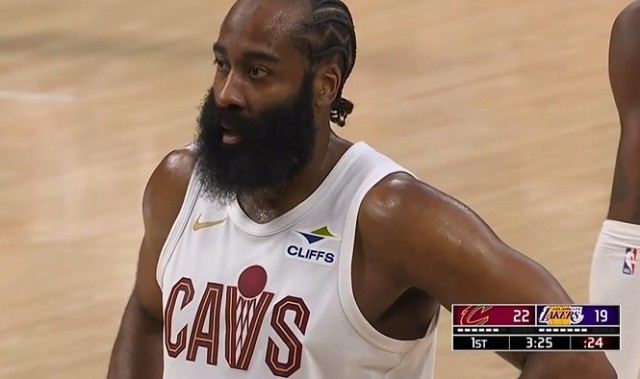 世界杯客户端更新下载-着了你的道！八村塁防守时手臂高举 哈登瞅准时机挂到造三分犯规