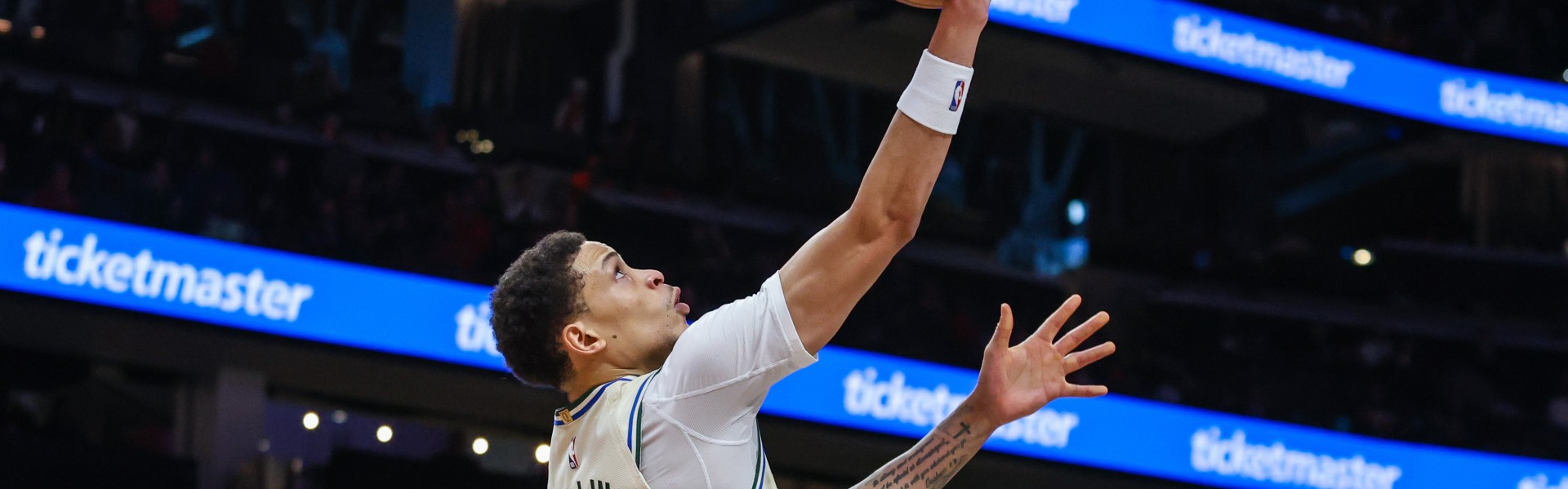 世界杯比赛直播地址-正负值+33最高！罗林斯14中8拿到24分7板9助 三分9中4